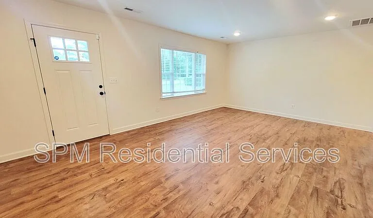 408 Pine Hills Dr — Photo 3