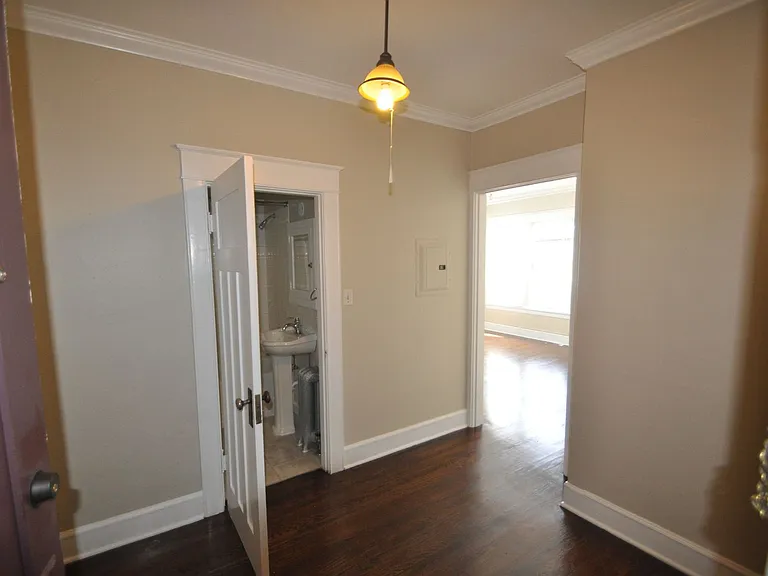220 Belmont Ave E — Photo 8