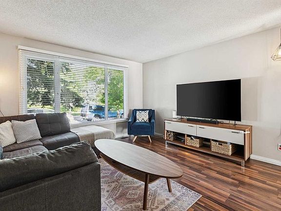 4th image of 558 NW Strathcona Dr SW