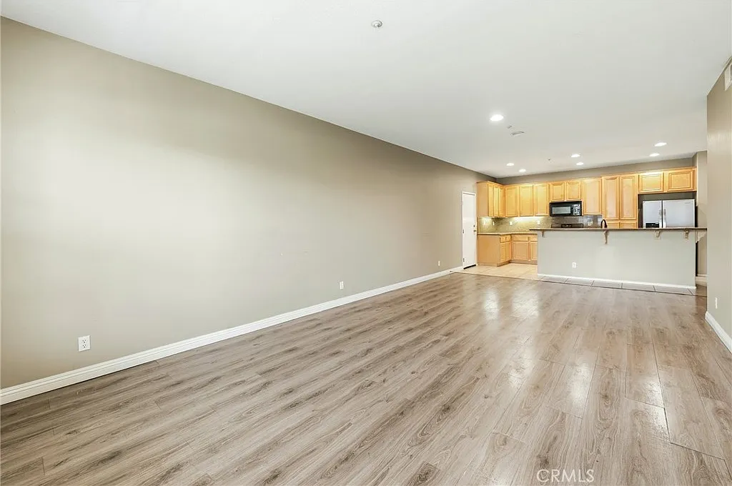 3 bed, 1907 sqft, $4,200 — Photo 3