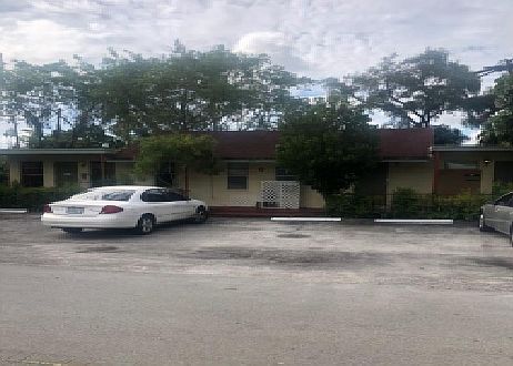 1st image of 800 NE 17th Ct