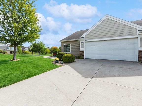 2nd image of 907 NE Wisteria Ln