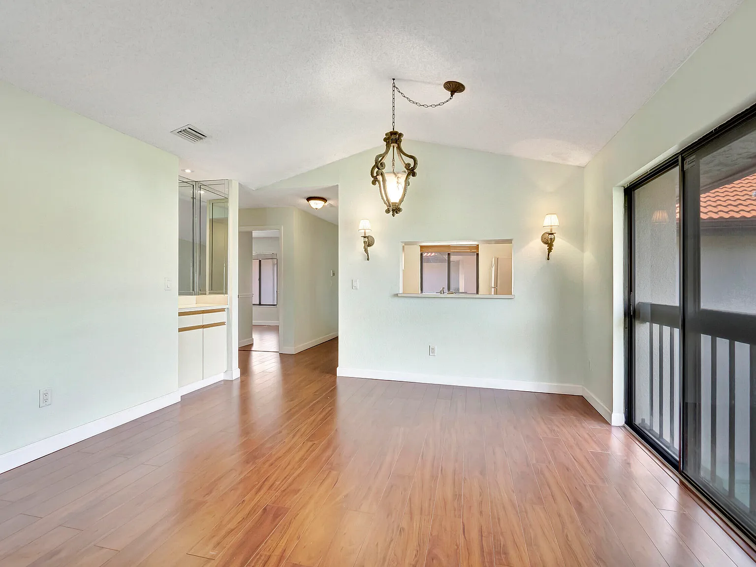 2 bed, 2.0 bath, 1200 sqft, $2,600 — Photo 2
