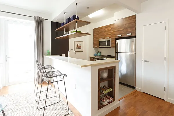 Rented by Lisa Management | media 20