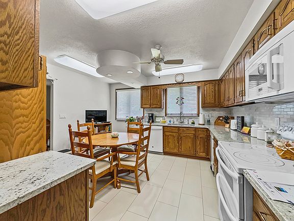 5th image of 601 N Ash St