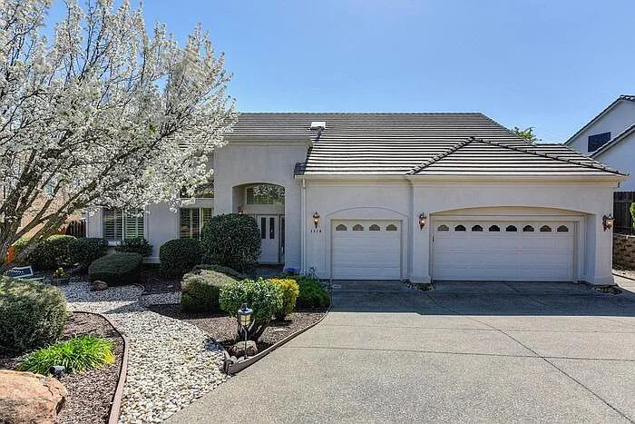 1110 Crestline Cir photo 1