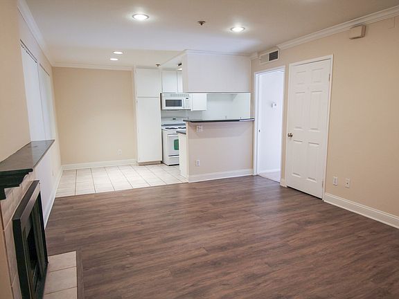 3rd image of 14930 Moorpark St APT 107
