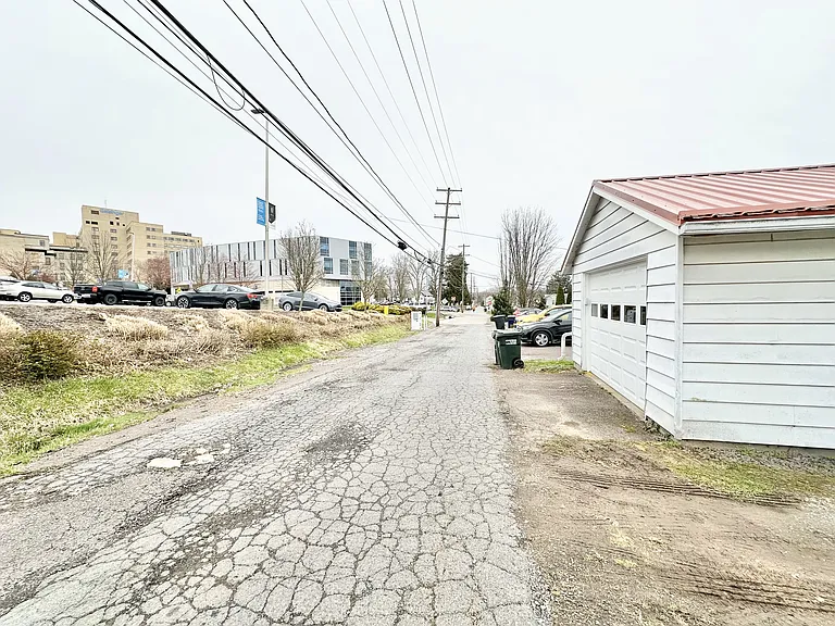 1140 Cherry St — Photo 2