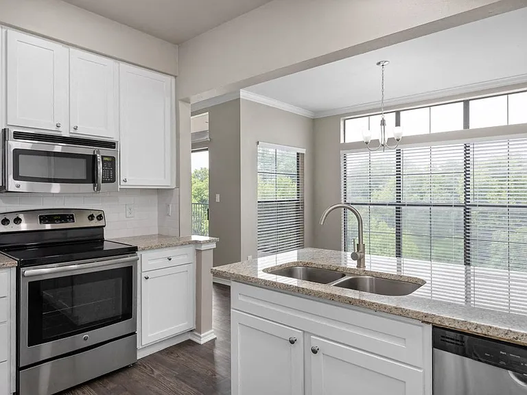 Waters Edge Apartments in Georgetown, TX