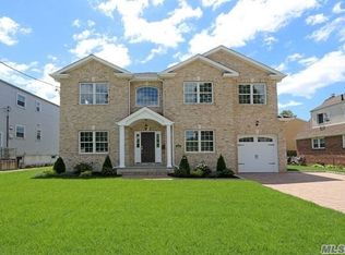 26 Dennis St, Garden City Park, NY 11040