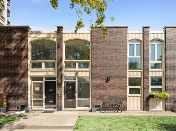 1333 N Sandburg Ter, Chicago, IL 60610