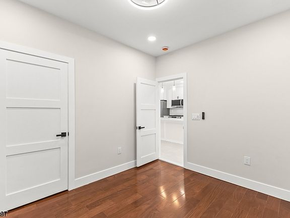 4th image of 633 Lafayette Ave