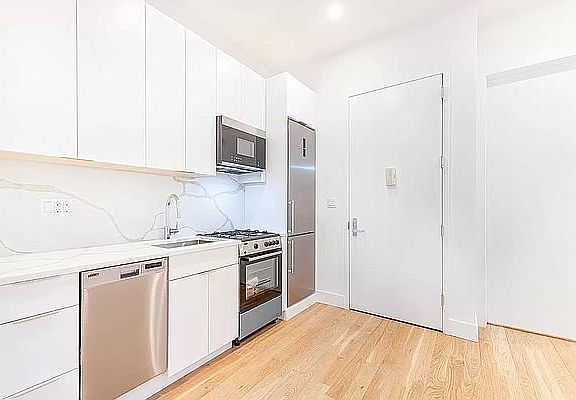 3rd image of 309 W 50th St #4B