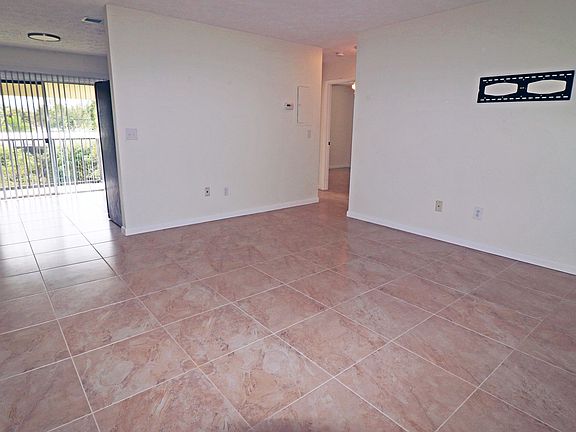 5th image of 720 SW Gardens Blvd