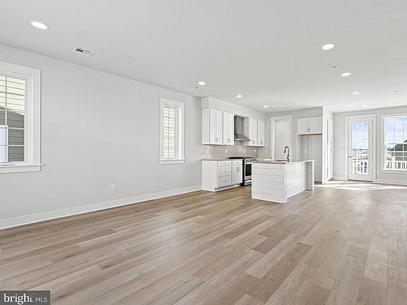 5th image of 4115 Leroy Dr