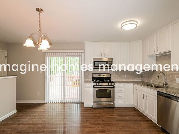 5th image of 302 Clara St