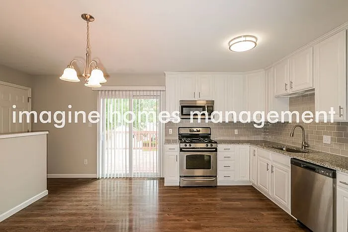 302 Clara St — Photo 5