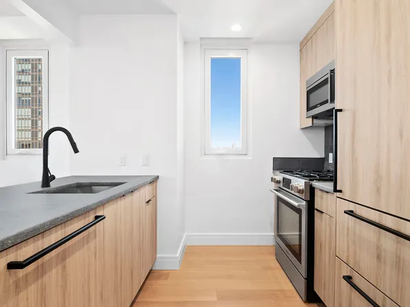 24-16 Queens Plz S #Phe, Long Island City, NY 11101