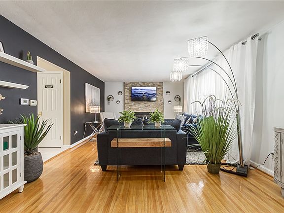 5th image of 315 Empire Blvd