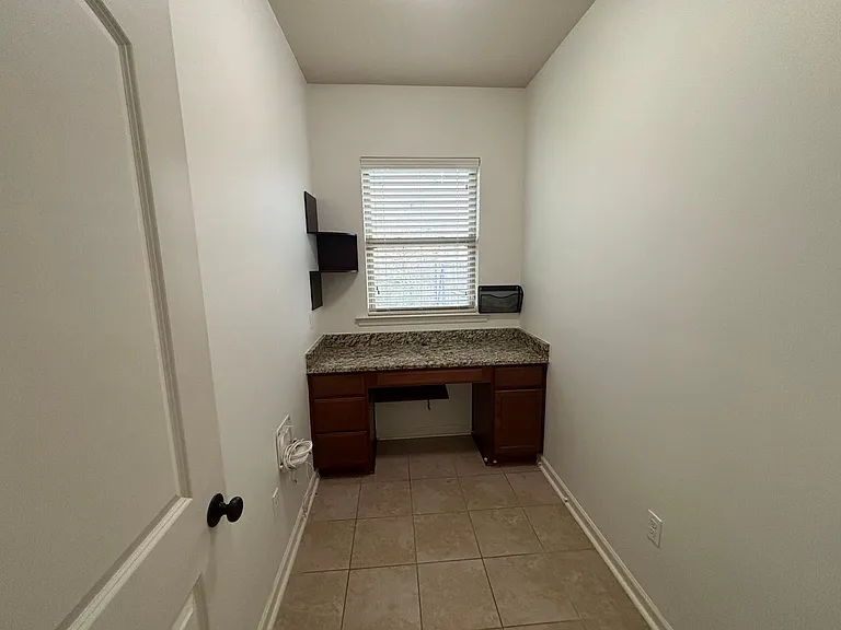 510 Greenwich Dr — Photo 6