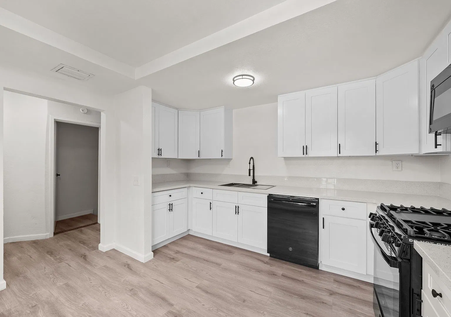 Stylish Remodeled Home 3+3 — Photo 4