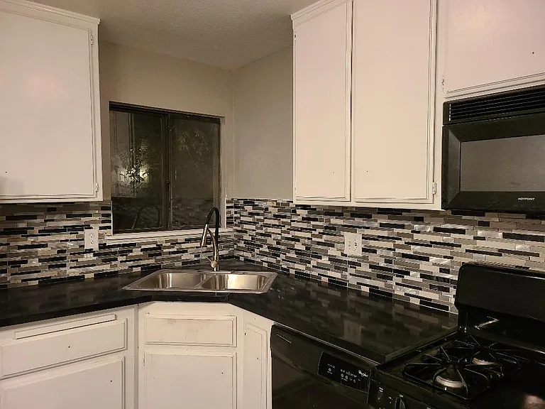 616 Glen Ct — Photo 3