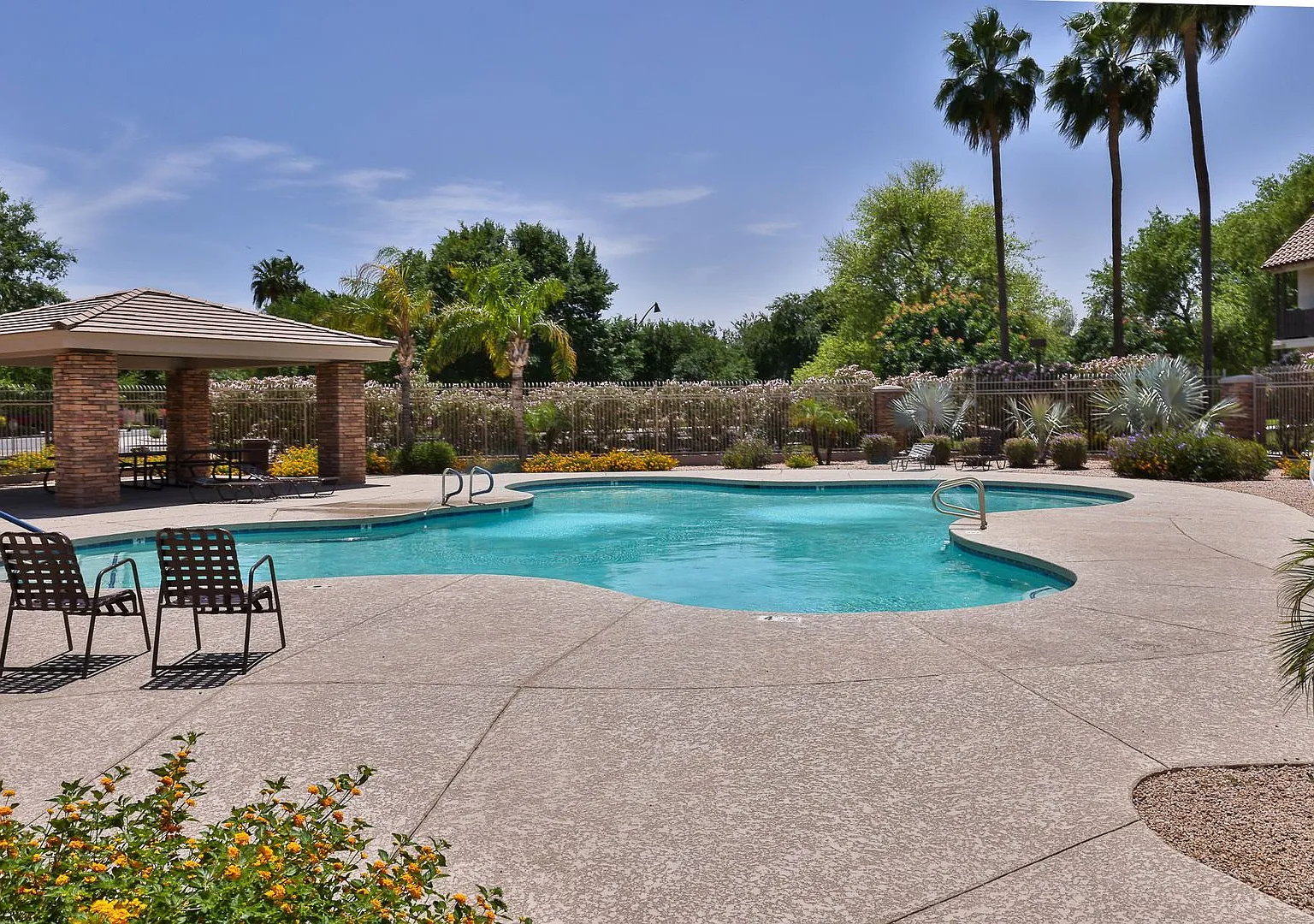 Beautiful Gilbert 3 bed/3 bath Home in The Gardens Community — Photo 2
