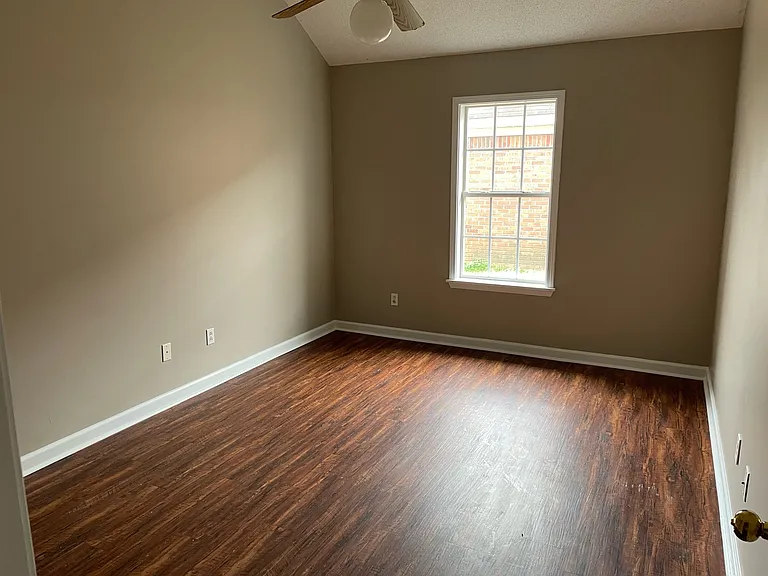 100 Cypress Cir #100 — Photo 8
