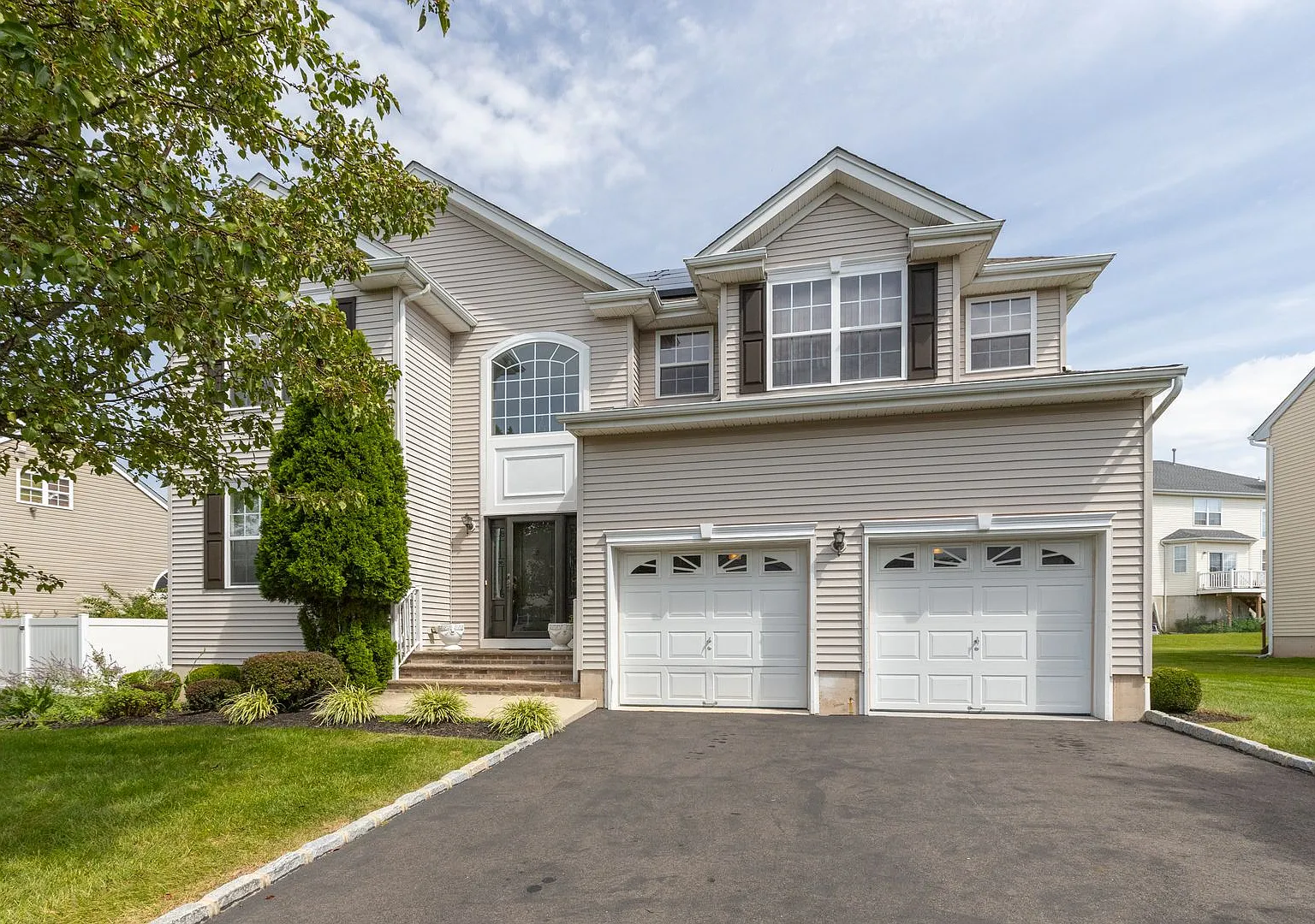 4 Beds 2.5 Baths — Photo 1