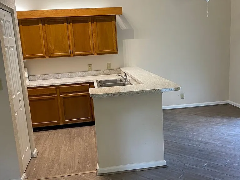 Crystal Pointe I — Photo 52