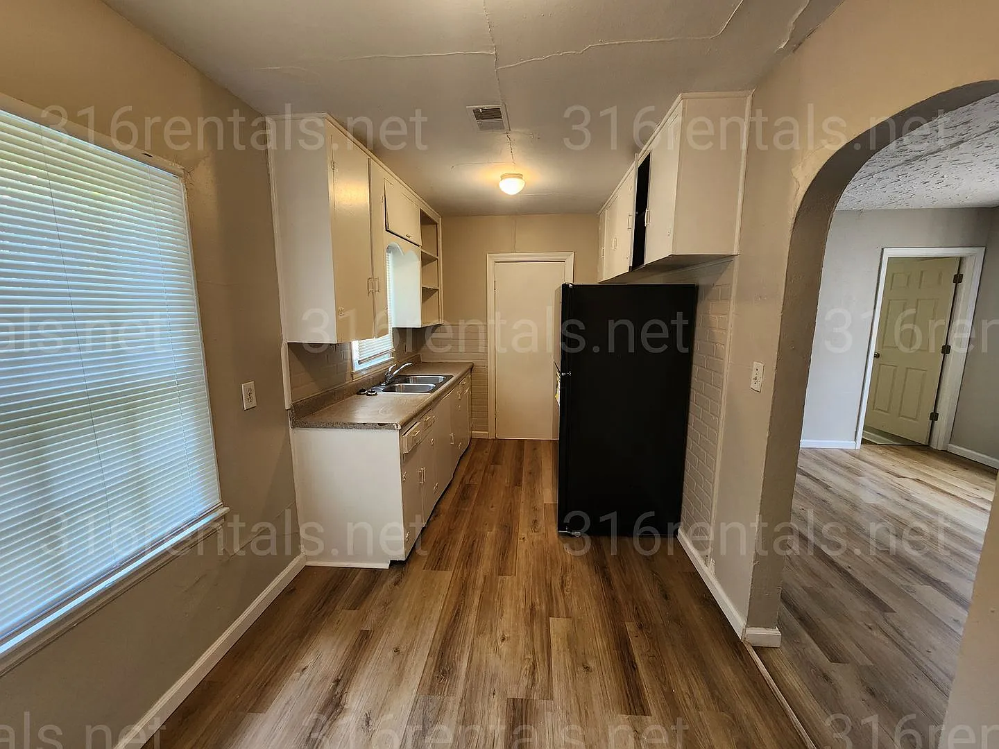 $1,025 - 3 bedroom / 1 bathroom - Single Family Home — Photo 2