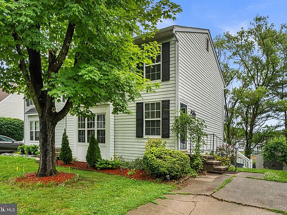 2nd image of 1012 Balsam Ln