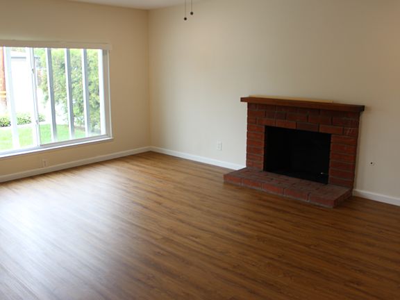 4th image of 642 Center St APT A