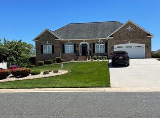 1609 Farmington Dr, Forest, VA 24551