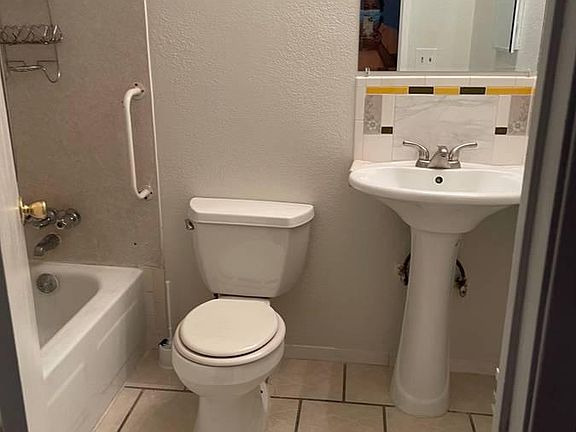 4th image of 4427 Calandria St APT 3