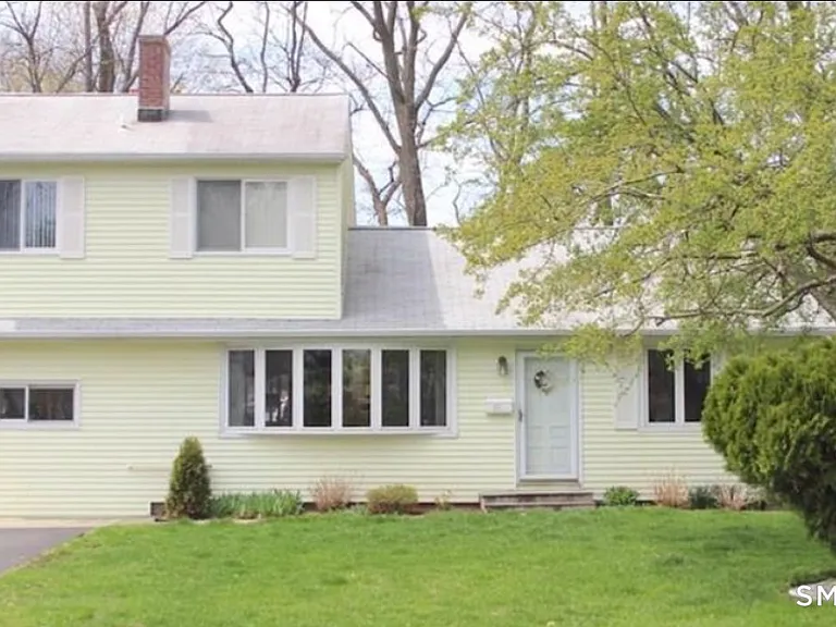 61 Kenilworth Dr W — Photo 1