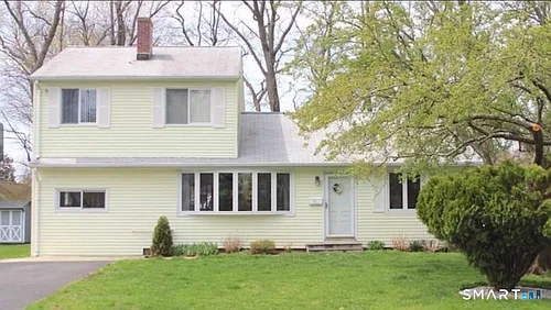 61 Kenilworth Dr W Photo 1