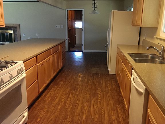 3rd image of 111 Toyon Dr