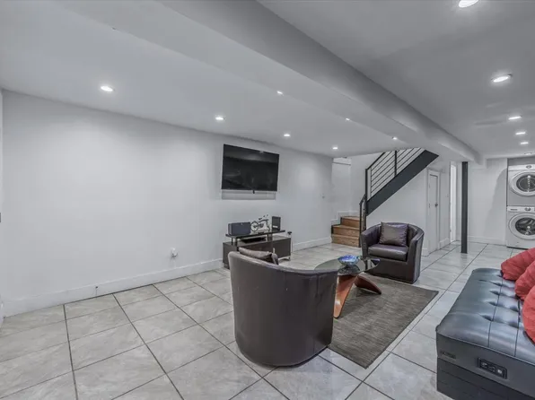 698 Lexington Avenue image 24 of 36