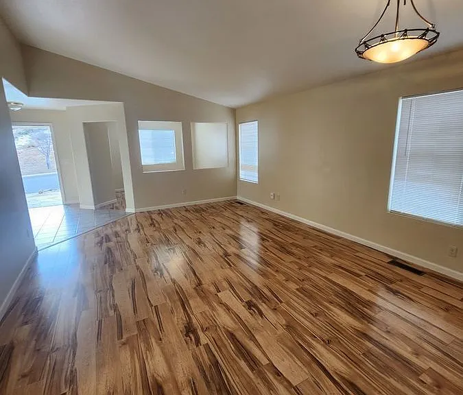 4025 Kings Row — Photo 9