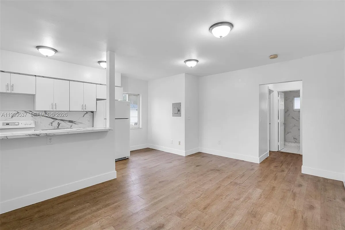 Building Photo - 5549 NE Miami Ct #1