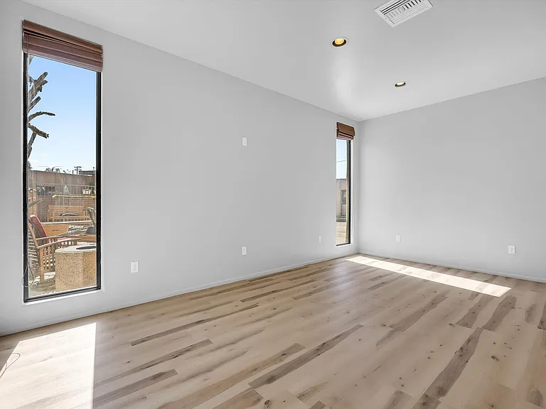 Riverside Suites — Photo 52