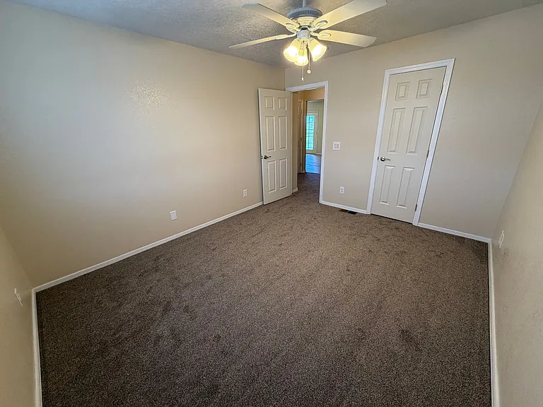 1911 Girard Blvd NE — Photo 39