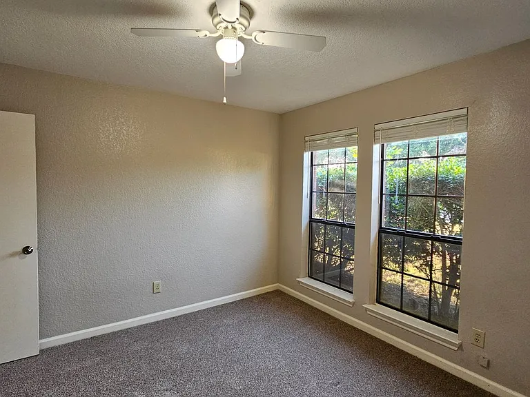 1402 Sheppard Ln — Photo 28