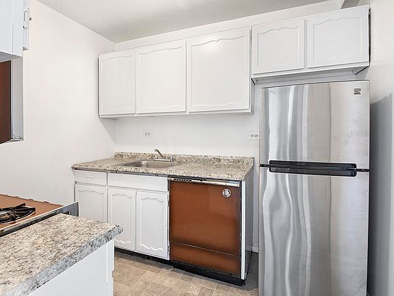 4th image of 137 E 36th St #17C