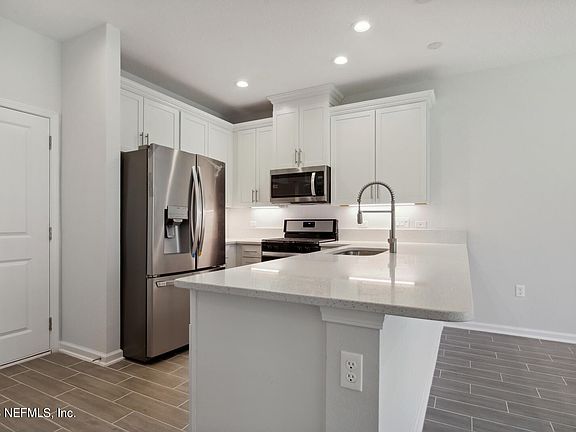 5th image of 103 Pinebury Ln