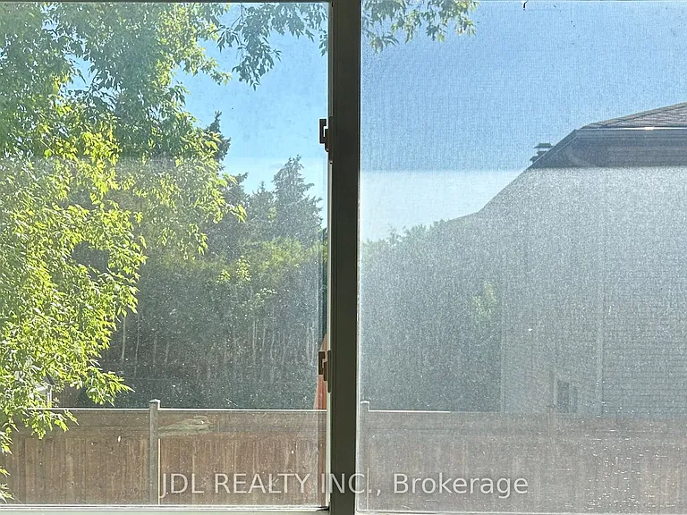 23 Pineway Blvd #MAIN FLOOR — Photo 11