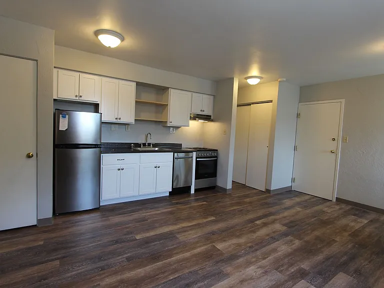 2522 Columbia Ave — Photo 2