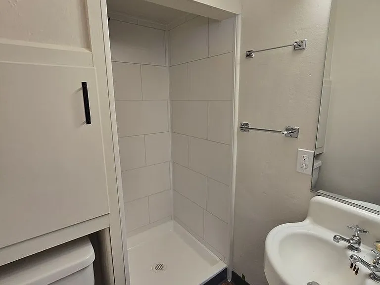 724 NW Broadway St #1-10 — Photo 13