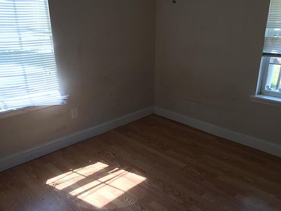 4th image of 1112 Abbott St